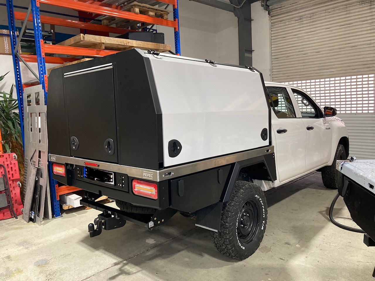 A truck with a brand-new flatbed tray from Pepec is getting ready for delivery